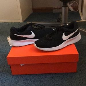 black and white nike trojans size 8